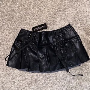 2000s style mini low waisted skirt